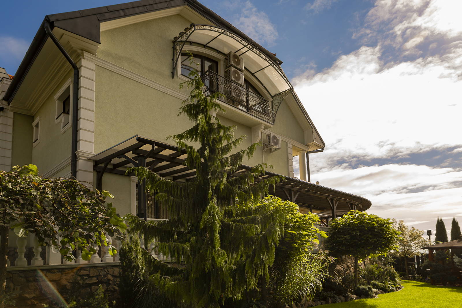 Przestronny ogród ośrodka